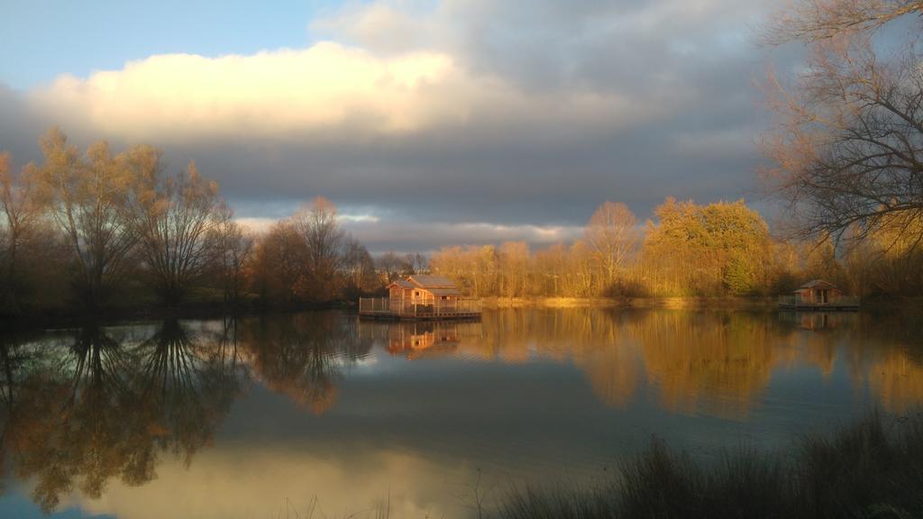 Cabanes Flottantes Du Lac De Pelisse Hotel Douzains Kültér fotó